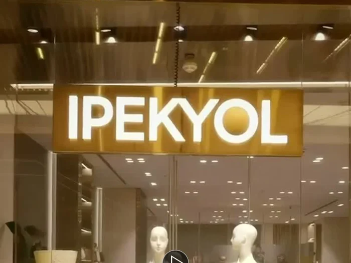 İpekyol mağazası vitrini